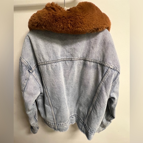 Levi’s Oversized Sherpa Trucker Jacket - Picture 6 of 7